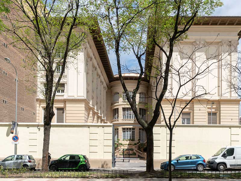 Mesas preparadas para un banquete entre árboles y palmeras